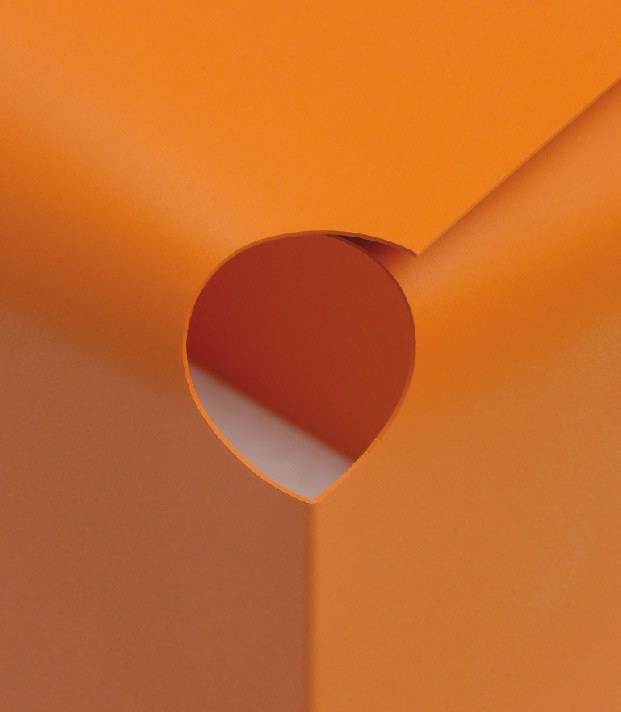 Détail de l'angle ouvert de la table Bowie, tôle laquée orange