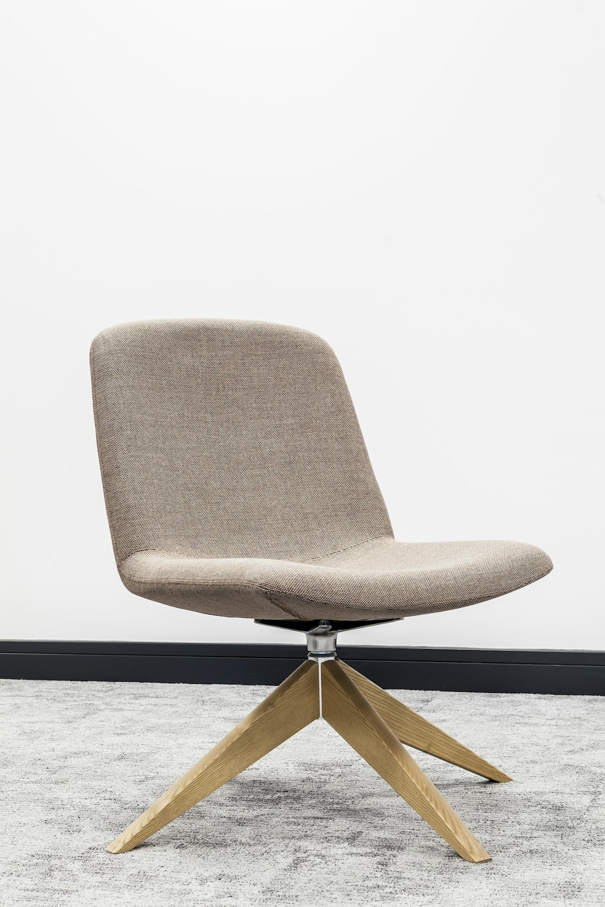 Chaise pivotante à piètement en bois et assise textile