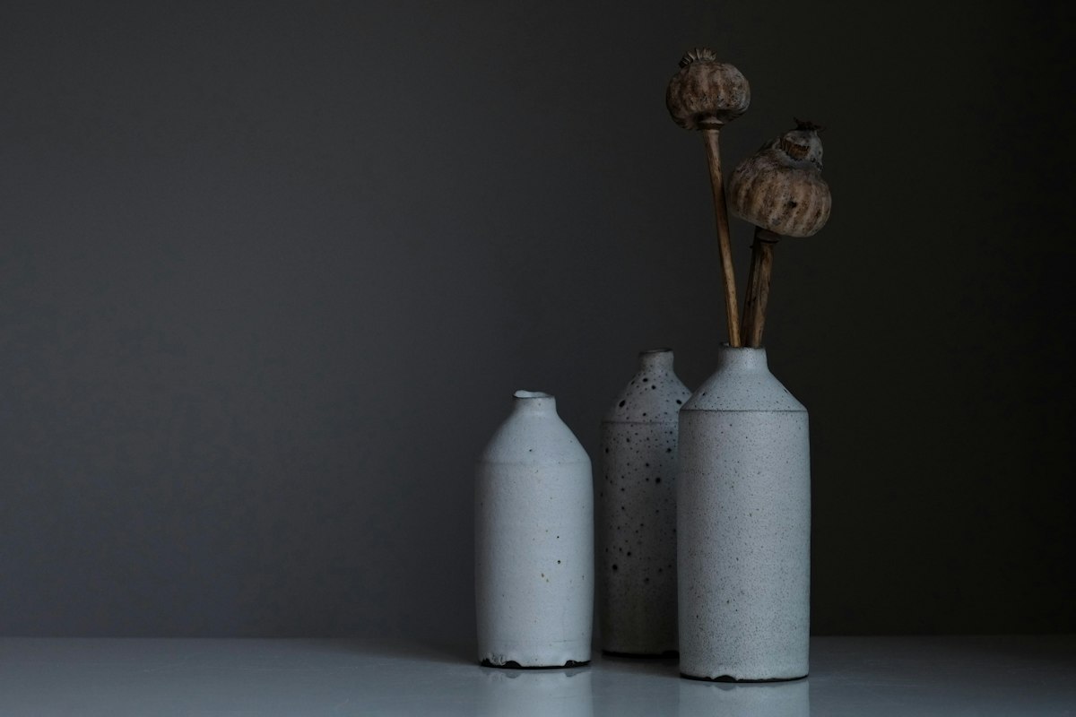 Trois vases en grès blanc mat sur fond sombre